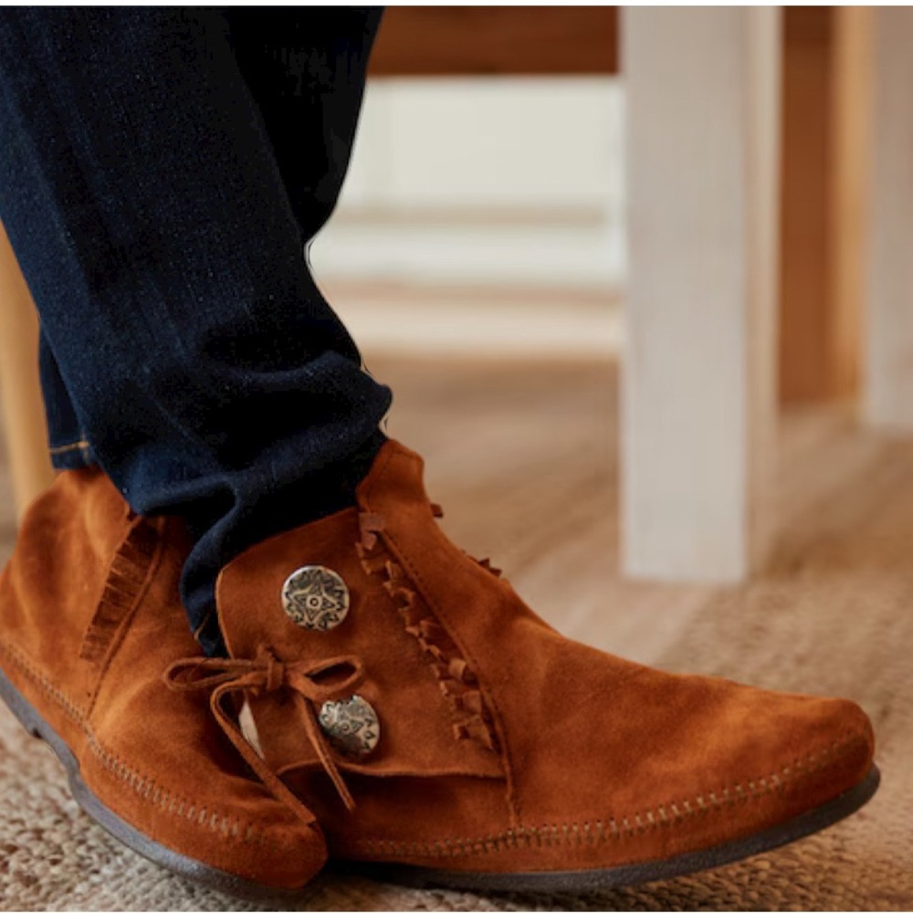MINNETONKA  brand new iconic 2 button boot suede bootie shoes